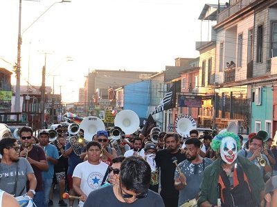 Cientos de personas marcharon por calles de Iquique para enviar energías a músico herido al recibir impacto de bomba lacrimógena
