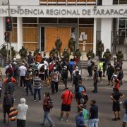 Trabajadores portuarios y cargadores de Zofri, marcharon hasta la Intendencia de Tarapacá, demandando mejores condiciones en medio de la pandemia