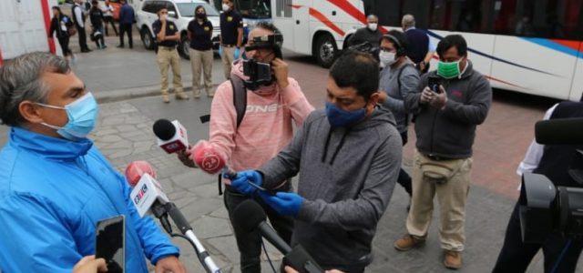 Más de 600 bolivianos llegaron a Iquique al Liceo A-7. Alcalde señala que su molestia es contra el centralismo y que su solidaridad está con las personas