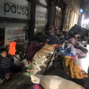 Más de 200 migrantes bolivianos que buscan retornar a su país, pasaron la noche en la calle,en afueras de Consulado de Bolivia en Iquique