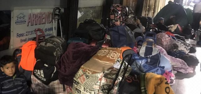 Más de 200 migrantes bolivianos que buscan retornar a su país, pasaron la noche en la calle,en afueras de Consulado de Bolivia en Iquique