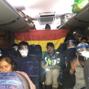 Y llegó el día. Cientos de bolivianos son trasladados hacia la frontera para cruzar a Bolivia y quedar en cuarentena en campamento de emergencia