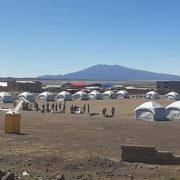 Se inició instalación de carpas de aislamiento que albergará a los bolivianos varados en Tarapacá, desde hace 8 días