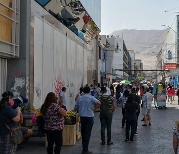 Para reducir la cantidad y cercanía entre personas en las calles céntricas, se evalúa su cierre tanto en Iquique como en Alto Hospicio
