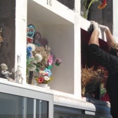 Ex esposa de fallecido que fue diagnosticado con Covid, anuncia querella por negligencia médica. Cuerpo de la víctima estuvo 12 horas en el suelo