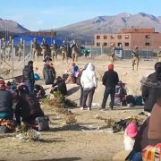 Más de 200 bolivianos en la frontera, en Colchane, con la esperanza que se produzca un nuevo operativo de repatriación a Bolivia