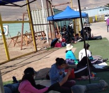 Bolivianos que están en el Refugio del Estadio Cavancha piden que permanencia sea todo el día y no sólo para pasar la noche
