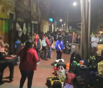 El Estadio Cavancha fue habilitado como Refugio de Emergencia para que pasen la noche migrantes bolivianos