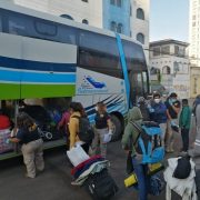 450 ciudadanos bolivianos fueros trasladados en 10 buses hacia Colchane, para que puedan ser repatriados a Bolivia
