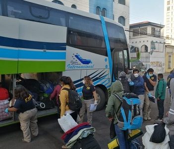 450 ciudadanos bolivianos fueros trasladados en 10 buses hacia Colchane, para que puedan ser repatriados a Bolivia