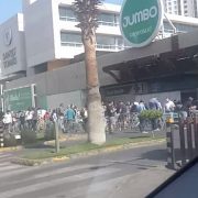 Caos tras anuncio de cuarentena para Iquique y Alto Hospicio desde este viernes 15. Vecinos repletan lugares de abastecimiento