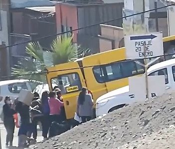 Violento robo sufrieron funcionarios municipales que distribuían cajas de alimentos, en sector alto de Iquique