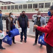 Para prevenir contagios entregan insumos de protección sanitaria a conductores del transporte público