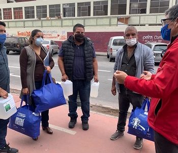 Para prevenir contagios entregan insumos de protección sanitaria a conductores del transporte público