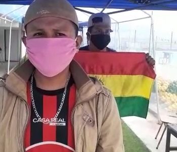 Ciudadanos bolivianos que permanecen en Piscina Alcalde Godoy piden ayuda y recinto sanitario para esperar repatriación