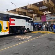 Más de 500 peruanos de Iquique y Antofagasta fueron repatriados, mientras grupo menor con situación migratoria pendiente, quedó a la espera.