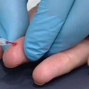 Sernac denuncia a empresa de test rápido Covid 19, por publicidad engañosa e investiga a otras