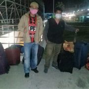 Finalmente autoridad de Salud traslada a extranjeros que estaban en Piscina Alcalde Godoy, a Residencia Sanitaria.