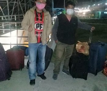 Finalmente autoridad de Salud traslada a extranjeros que estaban en Piscina Alcalde Godoy, a Residencia Sanitaria.