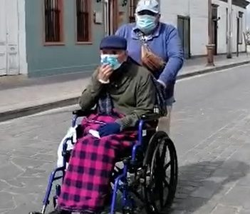 Abnegado sobrino aprovecha la licencia de la cuarentena, para sacar a pasear a su tío de 91 años