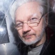 Denuncian que Julián Assange está esposado, desnudo y sometido a rayos X en Inglaterra