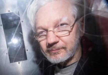 Denuncian que Julián Assange está esposado, desnudo y sometido a rayos X en Inglaterra