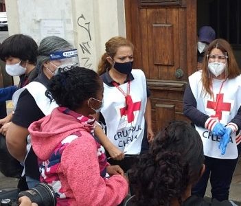 ACNUR, Cruz Roja Internacional y Cruz Roja Chile realizan operativo humanitario distribuyendo ayuda humanitaria a familias en busca de refugio y migrantes