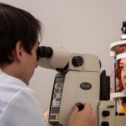 Difunden técnica láser que consiste en intervenir los ojos para tratar los problemas de refracción