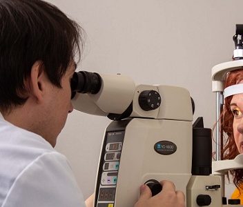 Difunden técnica láser que consiste en intervenir los ojos para tratar los problemas de refracción