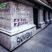 Astromodo lanza video “En una esquina”, con mensaje contra financiamiento irregular de la política y las «leyes truchas»