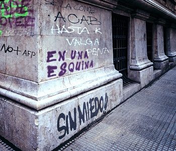 Astromodo lanza video “En una esquina”, con mensaje contra financiamiento irregular de la política y las «leyes truchas»