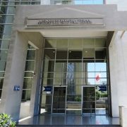 Condenan a 3 años y un día a manifestante que arrojó artefacto incendiario. Su padre señala que la justicia opera con rigor sólo para quienes no tienen poder