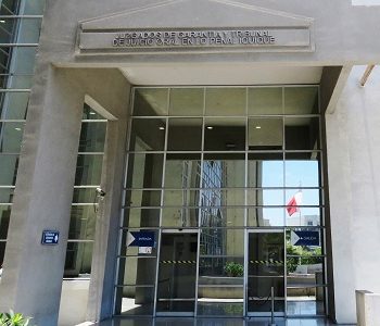 Condenan a 3 años y un día a manifestante que arrojó artefacto incendiario. Su padre señala que la justicia opera con rigor sólo para quienes no tienen poder