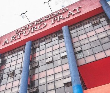 Académicos acuden a Contraloría ante nuevas desvinculaciones masivas en la Universidad Arturo Prat.