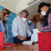 Donación de libros históricos de Tarapacá potenciarán educación en colegios municipales de Iquique 
