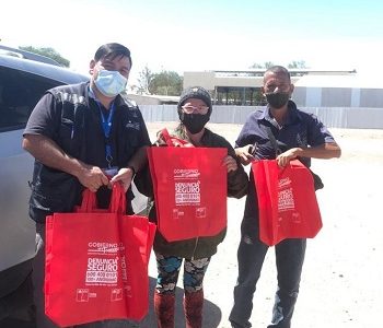 Entregan kits sanitarios a migrantes que se encuentran en la comuna de Huara