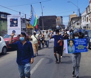 Organizaciones de DDHH se movilizan por joven preso político, recorren calles y entregan carta en Gendarmería