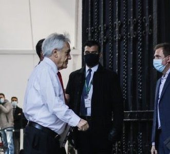 El fantasma del «Pato Cojo» ronda La Moneda: Análisis ante la salida del ex ministro Pérez