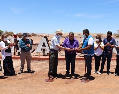 Sobre sus propios vestigios y en tierra calichera, levantan parador turísticos con letras volumétrica que señalan «Salitrera Victoria» 