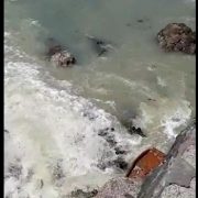 Emergencia: Derrame descontrolado de aguas servidas, provoca grave daño ambiental en el sector de la Remodelación El Morro.