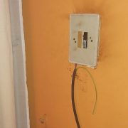 Denuncian que arreglos en alumbrado público daña vivienda y empresa eléctrica no da solución definitiva