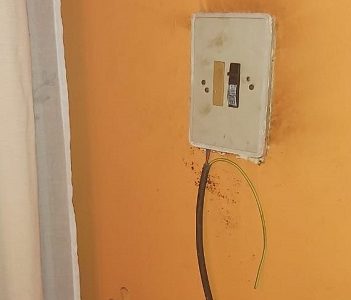 Denuncian que arreglos en alumbrado público daña vivienda y empresa eléctrica no da solución definitiva