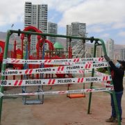 Ante aumento de casos de covid-19, alcalde de Iquique anuncia cierre de espacios públicos