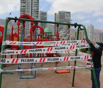 Ante aumento de casos de covid-19, alcalde de Iquique anuncia cierre de espacios públicos