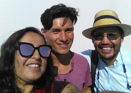 Bastián Díaz, al centro, junto a la vocera de la Coordinadora de Presos Políticos y a su abogado, Enzo Morales.