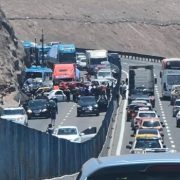 Impresionante choque múltiple en bajada a Iquique, deja 8 heridos y al menos 10 vehículos involucrados.