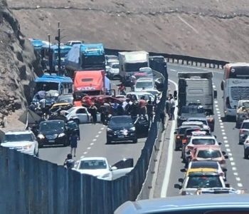 Impresionante choque múltiple en bajada a Iquique, deja 8 heridos y al menos 10 vehículos involucrados.