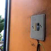 Restablecen servicio eléctrico y reparan daños provocado en inmueble por cortocircuito