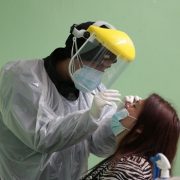 Sólo 50 cupos diarios para PCR gratuito en punto fijo de Paseo Baquedano, ante falta de personal en Laboratorio