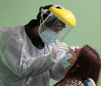 Sólo 50 cupos diarios para PCR gratuito en punto fijo de Paseo Baquedano, ante falta de personal en Laboratorio